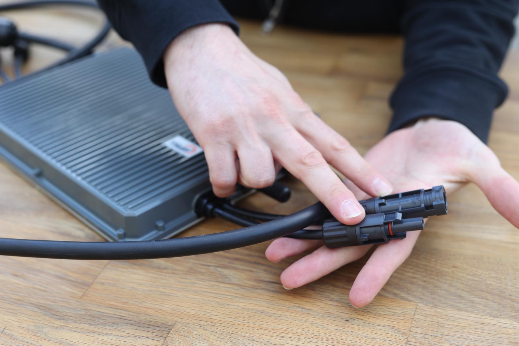 Die MC4 Kabelverbindungen dzum Zendure AIO 2400 Spichersystem werden von den Smart Home Fox Experten im Test gezeigt.